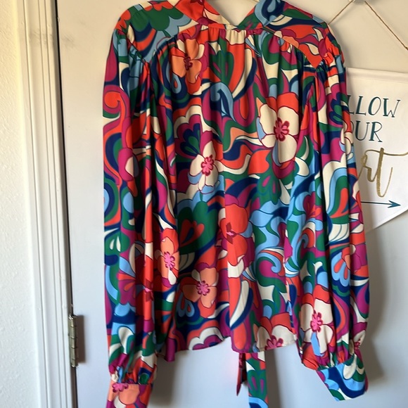 Classic $70 runway style colorful poly top with fabric covered buttons - Picture 3 of 7